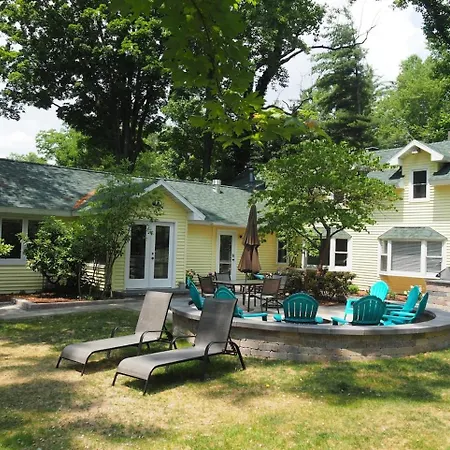 Lorlee - A Large And Luxurious Lakefront Cottage!